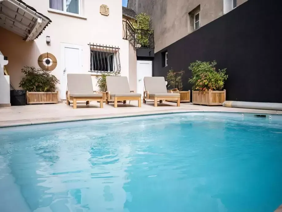 Piscine et chaise