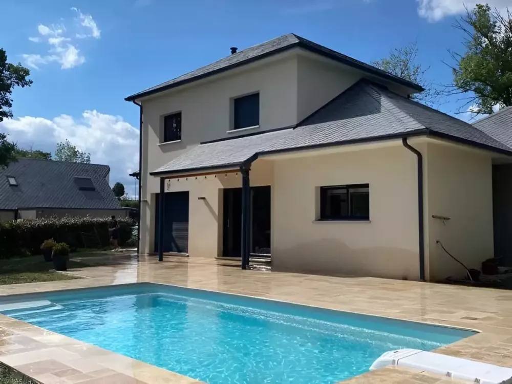 Maison et piscine creusee