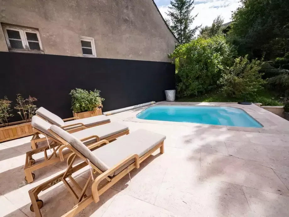 Piscine transat et jardin